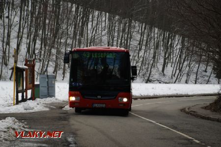 Verejnú dopravu v lesoparku zabezpečuje jedna autobusová linka, zast. Lanovka, 24.2.2018 © Kamil Korecz