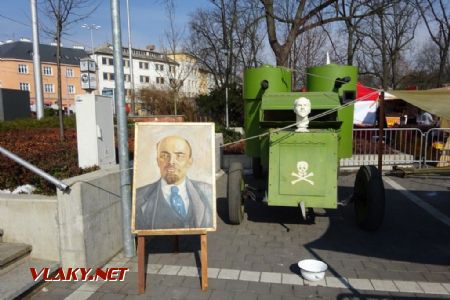 V prostoru před výstavištěm Flora byl k vidění též obrněný vůz s Leninovým portrétem, 3.3.2018 © Jiří Mazal