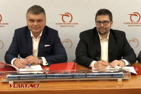 Ing. Tomáš Ignačák, MBA (Škoda Transportation) a Mgr. Filip Hlubocký (ZSSK) pred podpisom zmluvy © ZSSK