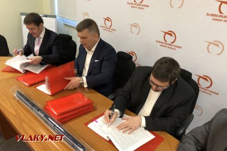 Predstavitelia ZSSK a Škoda Transportation pri podpise zmluvy © ZSSK