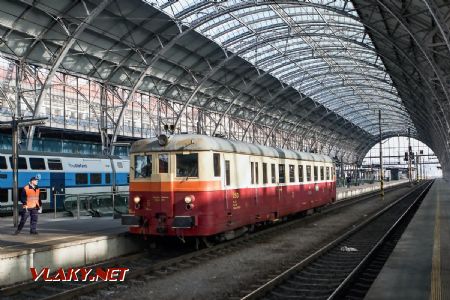 24.3.2018 - Praha hl.n.: M 262.1117, Os 7750 Pražský motoráček © Jiří Řechka