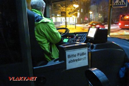 28.12.2017 – Marktredwitz: řidič autobusu Solaris Urbino 12 s bundou Flixbus a upozornění, že si máte očistit boty © Dominik Havel