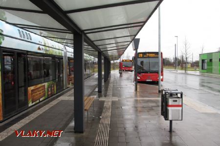 28.12.2017 – Norimberk: Am Wegfeld, přestup hrana–hrana z autobusu na tramvaj © Dominik Havel