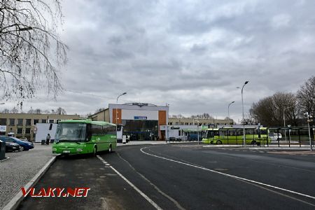 29.3.2018 - Lovosice: nová podoba autobusového nádraží před nádražní budovou © Jiří Řechka