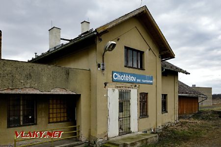 29.3.2018 - Chotěšov pod Hazmburkem: staniční budova © Jiří Řechka