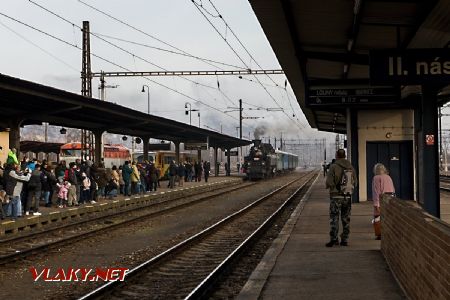 30.3.2018 - Most: první mimořádný parní vlak je přistavován k nástupišti © Jiří Řechka