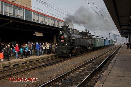 30.3.2018 - Most: první mimořádný parní vlak je přistavován k nástupišti © Jiří Řechka