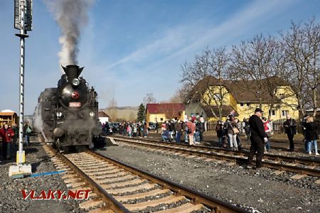 30.3.2018 - Libčeves: čekání na protijedoucí motorový osobní vlak © Jiří Řechka