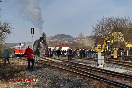 30.3.2018 - Libčeves: čekání na protijedoucí motorový osobní vlak © Jiří Řechka