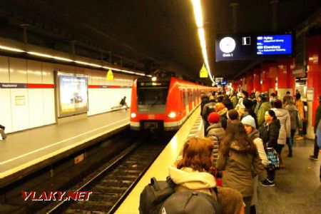 28.12.2017 – Mnichov: Hbf, S-Bahn, vystupuje se vpravo ve směru jízdy © Dominik Havel