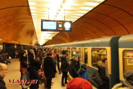 28.12.2017 – Mnichov: typ A přijíždí do stanice Marienplatz © Dominik Havel