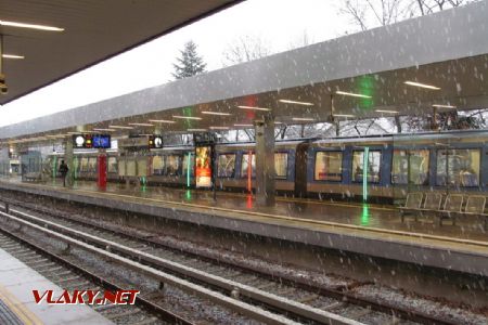 28.12.2017 – Mnichov: typ C2 ve stanici Kieferngarten, světelné pásky na dveřích (ty uprostřed jsou nefunkční) © Dominik Havel