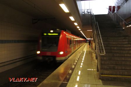 28.12.2017 – Ismaning: S-Bahn, nálepka naznačuje, že S-Bahn München zřizuje stejná organizace (BEG) jako všechny regionální vlaky v Bavorsku © Dominik Havel