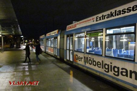 28.12.2017 – Mnichov: Westfriedhof, tramvaj GT8N2 s dvěma typy sedadel © Dominik Havel