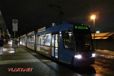 28.12.2017 – Mnichov: Westfriedhof, tramvaj GT8N2 s dvěma typy sedadel © Dominik Havel