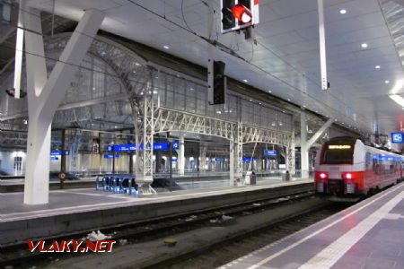 28.12.2017 – Salzburg Hbf: stará a nová střecha © Dominik Havel