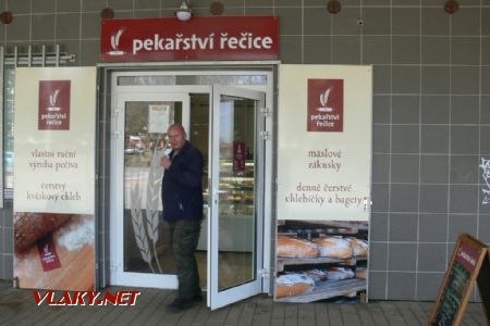 03.04.2018 - Žďár nad Sázavou: skromné prostory prodeje potravin © Luděk Šimek 
