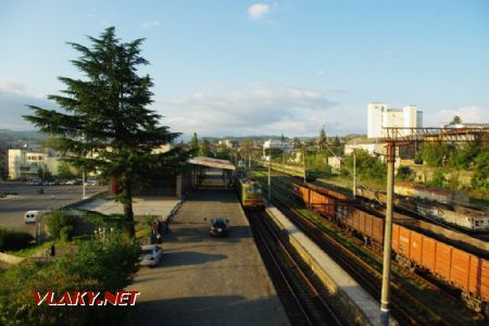 Stanice Kutaisi I, lokomotiva č. 10-041 na osobním vlaku do Tkibuli, 25.9.2017 © Filip Kuliš