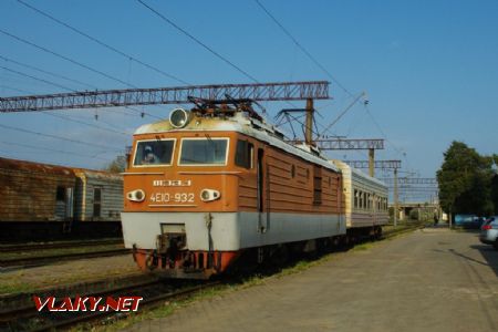 Stanice Kutaisi II, lokomotiva č. 4E10-932 na osobním vlaku z Cchaltuba, 25.9.2017 © Filip Kuliš