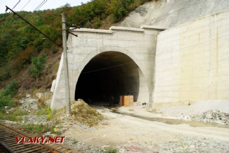 Východní portál tunelu 10 v úseku Šorapani - Charagauli, 27.9.2017 © Filip Kuliš