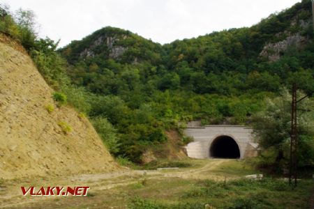 Západní portál tunelu 11 v úseku Šorapani - Charagauli, 27.9.2017 © Filip Kuliš