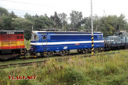 03.09.2006 - Kúty: lokomotivy 230.065-5 BRKS a 210.022-0 ZSSK z okna vlaku © PhDr. Zbyněk Zlinský