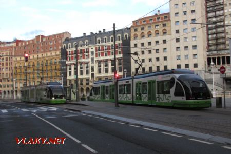 Bilbao, křižování tramvají ve výhybně Arriaga, 24.03.2018 © Libor Peltan