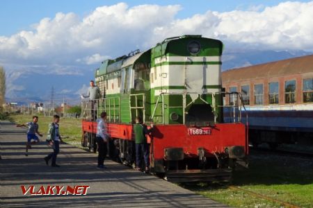 Shkodër, na lokomotivu T669.1060 se při posunu snaží naskočit místní omladina, 2.4.2018 © Jiří Mazal