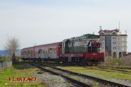 Shkodër, lokomotiva T669.1060 přijíždí s vlakem z Durrësu, mládež se veze na ochozech, 3.4.2018 © Jiří Mazal