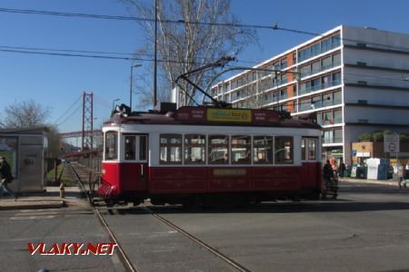 Lisabon, turistická tramvaj na křížení s traťovou spojkou v Alcantaře 27. 3. 2018 © Libor Peltan