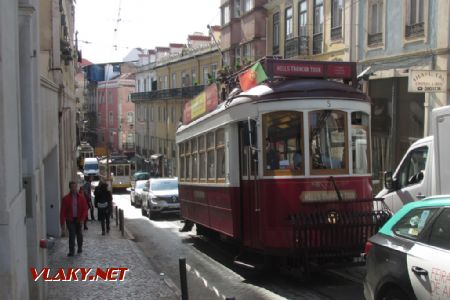 Lisabon, štosování aut a tramvají v úzkých uličkách 28. 3. 2018 © Libor Peltan