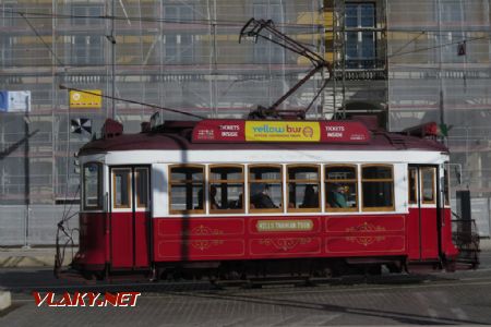 Lisabon, červená tramvaj s nápisem yellow bus 26. 3. 2018 © Tomáš Pokorný