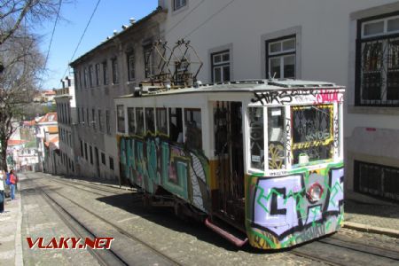 Lisabon, elevador da Glória v horní stanici 26. 3. 2018 © Libor Peltan