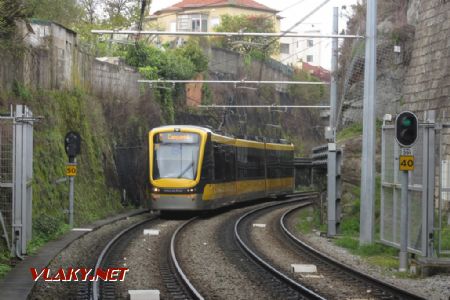 Porto, Flexity Swift přijíždí do Carolina Michaelis 31. 3. 2018 © Libor Peltan