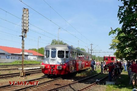 28.4.2018 - Pardubice-Rosice n.L.: M 260.001 přijíždí jako R 11899 z Prahy s asi desetiminutovým zpožděním © Václav Pokorný