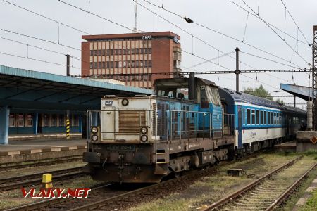 3.5.2018 - Cheb: 714.212, st. záloha stahuje soupravu od Ex 562 © Jiří Řechka