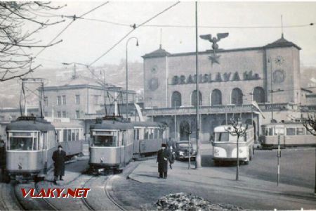 Bratislava, Hlavná stanica - dvojkoľajná slučka električiek so súpravami Tatra 6MT+SGP na zábere z 50. rokov 20. storočia 