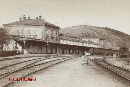 Stanica M.Á.V. - Staatsbahnhof z roku 1871 na vyše 100 rokov starej pohľadnici. V pozadí Kalvária s kostolíkom