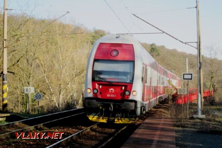 21.03.2018 - Zastávka Bratislava Železná studienka, osobný vlak 2053 do Leopoldova ide po Červenom moste © Juraj Földes