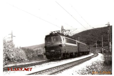 240.142-0 (S499.0142) – Os2804 – Opatová nad Váhom – Trenčín, 10.5.1988 © Libor Hrubý