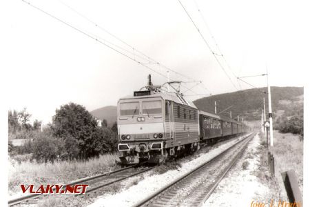 263.011-9 – Os 2806 – před žst. Trenčín, 18.8.1988 © Libor Hrubý