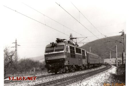 350.019-6 s rekreačním rychlíkem „ROH“ – Opatová nad Váhom – Trenčín, 17.3.1990 © Libor Hrubý