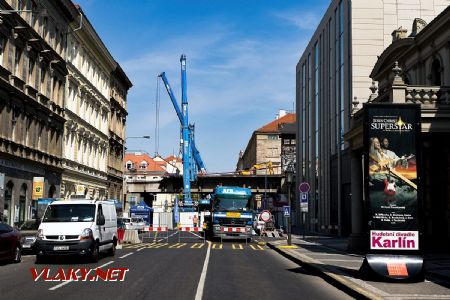 04.05.2018 - Praha-Karlín: příprava snášení nosníků © Jiří Řechka