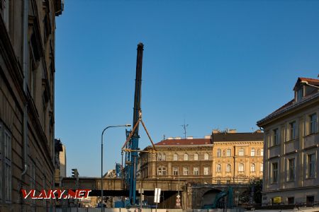 05.05.2018 - Praha-Karlín: poslední minuty před snesením nosníků © Jiří Řechka
