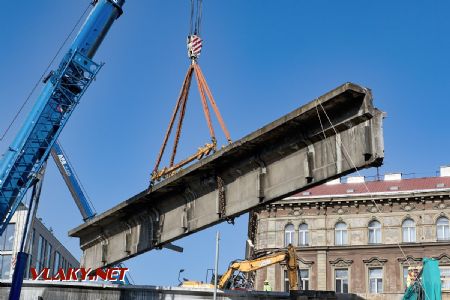 05.05.2018 - Praha-Karlín: zvedá se první nosník © Jiří Řechka