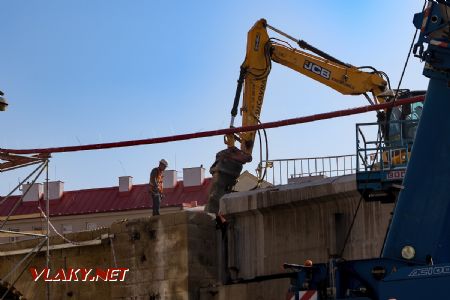 05.05.2018 - Praha-Karlín: bourání uchycení nosníku © Jiří Řechka