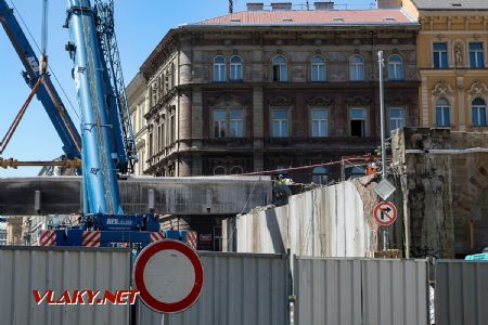 07.05.2018 - Praha-Karlín: poslední práce před snesením nosníku © Jiří Řechka