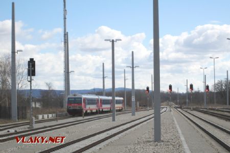 13.03.2018 - Marchegg, stanica so stĺpmi pre elektrifikáciu, pohľad smerom na Slovensko © Juraj Földes