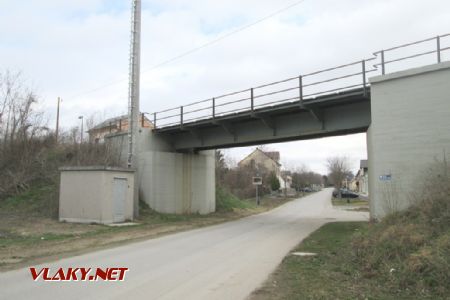 30.03.2018 - Weikendorf, podobných novodobých mostov je na tejto trati viac © Juraj Földes