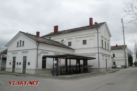 30.03.2018 - Gänserndorf, stanica. Vstup je teraz vľavo, zo štítovej strany budovy © Juraj Földes